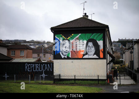 Londonderry, Irlanda del Nord. 16 mar 2019. Carta murale raffigurante Nelson Mandela e Bobby Sands nazionalista come su di una casa nella cattolica area Bogside di Derry (Londonderry), Irlanda del Nord, 16 marzo 2019. - Domenica sanguinante, talvolta chiamato il massacro Bogside, è stato un incidente il 30 gennaio 1972 nell'area Bogside di Derry, Irlanda del Nord, quando i soldati britannici shot 28 civili disarmati durante una marcia di protesta contro l'internamento. Credito: Irish occhio/Alamy Live News Foto Stock