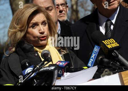 New York, Stati Uniti d'America. Xvii Mar, 2019. Congressista Carolyn Maloney (D-NY) ha ospitato un marciapiede rally e conferenza stampa sulla upper east-side di Manhattan il 17 marzo 2019 per denunciare l'antisemitismo, supremacy bianco, della violenza pistola e riposare in solidarietà con la Nuova Zelanda a seguito di una ripresa di massa a una moschea nella città di Christchurch. Il rally interconfessionale dispone di discorsi da cristiana, ebraica e islamica del clero. Nella foto il congressista CAROLYN MALONEY, sinistra, indirizzamento rally partecipanti. Credito: 2019 Credit: G. Ronald Lopez/Alamy Live News Foto Stock