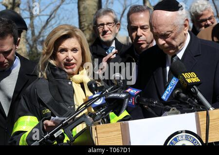 New York, Stati Uniti d'America. Xvii Mar, 2019. Congressista Carolyn Maloney (D-NY) ha ospitato un marciapiede rally e conferenza stampa sulla upper east-side di Manhattan il 17 marzo 2019 per denunciare l'antisemitismo, supremacy bianco, della violenza pistola e riposare in solidarietà con la Nuova Zelanda a seguito di una ripresa di massa a una moschea nella città di Christchurch. Il rally interconfessionale dispone di discorsi da cristiana, ebraica e islamica del clero. Nella foto il congressista CAROLYN MALONEY, sinistra, indirizzamento rally partecipanti. Credito: 2019 Credit: G. Ronald Lopez/Alamy Live News Foto Stock