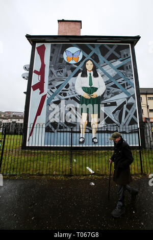 Londonderry, Irlanda del Nord. 16 mar 2019. La gente a piedi passato Annette McGavigan murale nel partito nazionalista cattolica area Bogside di Derry (Londonderry), Irlanda del Nord, 16 marzo 2019. - La ragazza nel murale è Annette McGavigan chi era 14 anni quando fu ucciso il 6 settembre 1971. Lei è stato ucciso da un soldato britannico mentre in piedi sulla strada in cui visse. Il murale è vicino al sito dove morì. Credito: Irish occhio/Alamy Live News Foto Stock