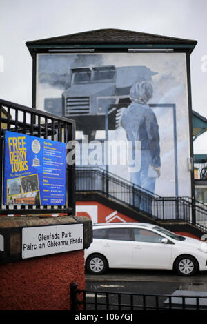 Londonderry, Irlanda del Nord. 16 mar 2019. Glenfada Park nel Bogside nazionalista area di Derry (Londonderry), Irlanda del Nord, 16 marzo 2019. - Questo murales situato su Rossville Street nella zona di Bogside di Derry, questa scena raffigurata una tipica tumulti che è accaduto nel Bogside dal 1969 attraverso i primi anni settanta. Le sommosse erano comuni con molti accadendo su Sabato pomeriggio quindi il titolo 'Il Sabato Matinee". Credito: Irish occhio/Alamy Live News Foto Stock