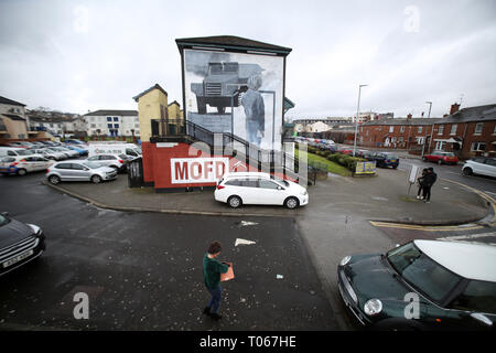 Londonderry, Irlanda del Nord. 16 mar 2019. Glenfada Park nel Bogside nazionalista area di Derry (Londonderry), Irlanda del Nord, 16 marzo 2019. - Questo murales situato su Rossville Street nella zona di Bogside di Derry, questa scena raffigurata una tipica tumulti che è accaduto nel Bogside dal 1969 attraverso i primi anni settanta. Le sommosse erano comuni con molti accadendo su Sabato pomeriggio quindi il titolo 'Il Sabato Matinee". Credito: Irish occhio/Alamy Live News Foto Stock