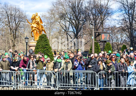 La città di New York, Stati Uniti d'America. 16 Mar, 2019. Spettatori guarda il giorno di San Patrizio parade lungo la Quinta Avenue. Credito: jbdodane/Alamy Live News Foto Stock