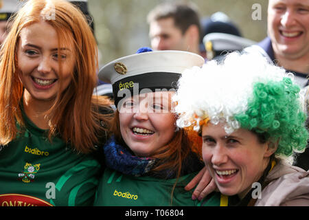 Londra, UK, UK. Xvii Mar, 2019. Le persone sono considerate durante la il giorno di San Patrizio celebrazione come la parata annuale viaggia attraverso le strade del centro di Londra. Credito: Dinendra Haria/SOPA Immagini/ZUMA filo/Alamy Live News Foto Stock