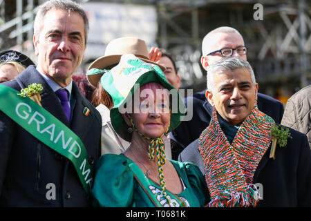 Londra, UK, UK. Xvii Mar, 2019. L'attore James Nesbitt (L) e il sindaco di Londra, Sadiq Khan (R) sono visibili durante il il giorno di San Patrizio celebrazione come la parata annuale viaggia attraverso le strade del centro di Londra. Credito: Dinendra Haria/SOPA Immagini/ZUMA filo/Alamy Live News Foto Stock