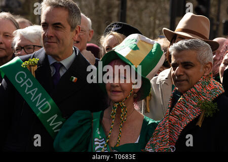 Londra, Regno Unito. Il 17 marzo 2019. Il sindaco di Londra, Sadiq Khan, riceve una calda sciarpa in irlandese colori arancio, bianco e verde e apre il giorno di San Patrizio sfilata di Londra vicino a Piccadilly, UK, oggi. Credito: Joe Kuis / Alamy Live News Foto Stock