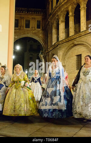 Valencia, Spagna, 17 Mar 2019. La fallera e il falleros consegnare i fiori molto eccitato. Ogni fallera porta un mazzo di chiavi che adornano un mosaico del mantello della Virgen de los Desamparados. Credito: Salva Garrigues/ Alamy Live News Foto Stock