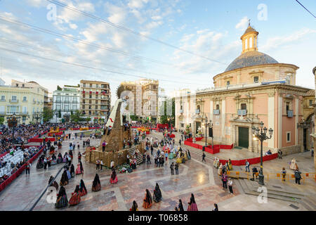 Valencia, Spagna, 17 Mar 2019. La fallera e il falleros consegnare i fiori molto eccitato. Ogni fallera porta un mazzo di chiavi che adornano un mosaico del mantello della Virgen de los Desamparados. Credito: Salva Garrigues/ Alamy Live News Foto Stock