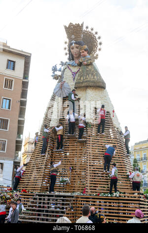 Valencia, Spagna, 17 Mar 2019. La fallera e il falleros consegnare i fiori molto eccitato. Ogni fallera porta un mazzo di chiavi che adornano un mosaico del mantello della Virgen de los Desamparados. Credito: Salva Garrigues/ Alamy Live News Foto Stock