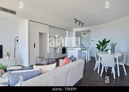 Visualizzare appartamento Soggiorno a pianta aperta dello spazio. Estate Hill mulino di farina, Estate Hill, Australia. Architetto: HASSELL, 2019. Foto Stock