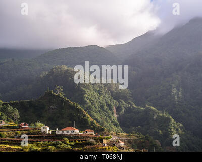 Case e panorama sull'isola di Madeira, Portogallo. Foto Stock