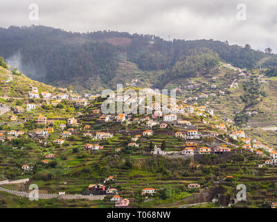 Case e panorama sull'isola di Madeira, Portogallo. Foto Stock