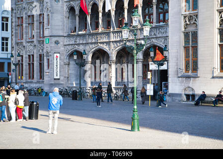 BRUGES, Belgio - 17 febbraio 2019: Lanterna sullo sfondo della costruzione del provinciale neo-gotico di corte del tardo XIX secolo, Grote Markt Foto Stock