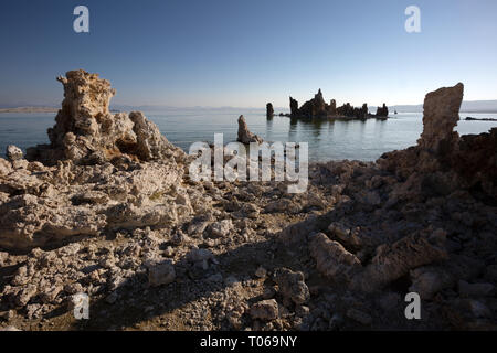 Luce del sole di mattina inclinato al di sopra del Sud Area di tufo, Mono Lake, Mono County, California, America Foto Stock