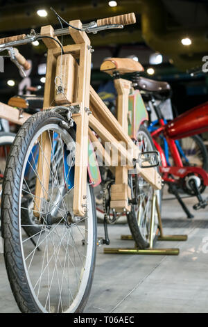 Malaga, Spagna - 20 maggio 2018. bicicletta fatta di legno, Salon Moto & Bike Andalucía, città di Malaga, Spagna Foto Stock