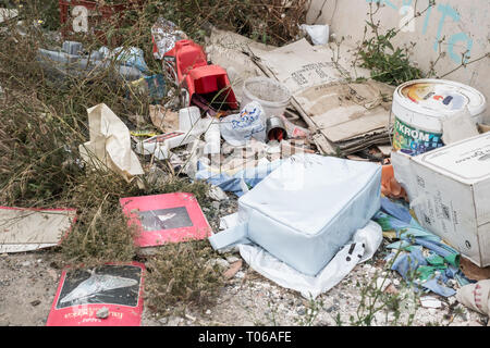 Malaga, Spagna - 19 maggio 2018. rifiuti gettati in erba Foto Stock