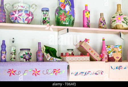 Malaga, Spagna - 18 maggio 2018. Negozio di artigianato con souvenir Spagnolo nella città di Malaga, Spagna. Foto Stock