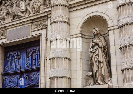 Statua accanto al portale principale della chiesa parrocchiale di Saint-Etienne-du-Mont, Montagne Sainte-Genevieve, Parigi, Francia, Europa Foto Stock