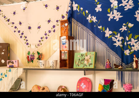 Malaga, Spagna - 18 maggio 2018. Negozio di artigianato con souvenir Spagnolo nella città di Malaga, Spagna. Foto Stock