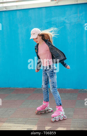 Ragazza adolescente a cavallo su pattini a rotelle a outdoor skate park Foto Stock