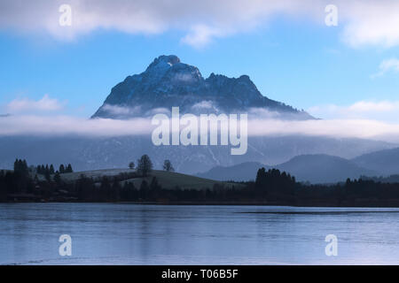 Allgäuer Alpen am Hopfensee Foto Stock