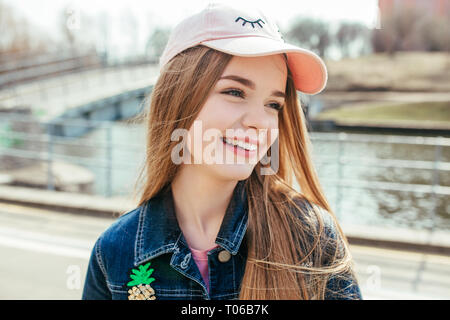 Bella ragazza adolescente sorridente in città street Foto Stock