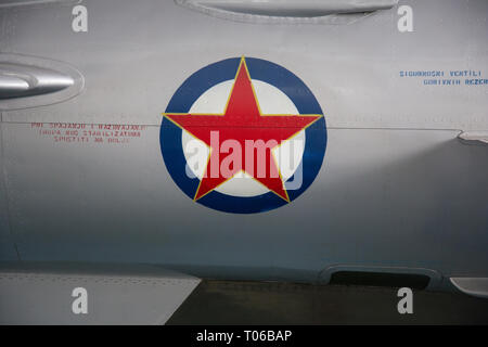 Roundel della Repubblica Jugoslava di Macedonia, Air Force su una fusoliera del Mig 21 visualizzati in serbo museo aeronautico a Belgrado Foto Stock