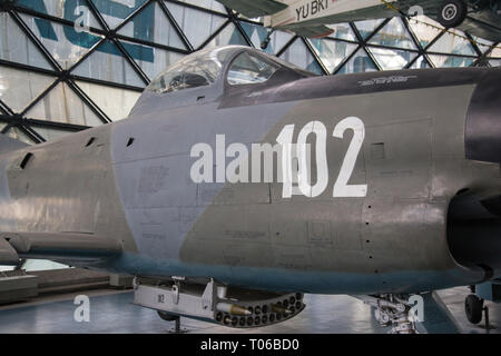 North American F 86D-50-NA Sabre cane a display in serbo museo aeronautico a Belgrado Foto Stock