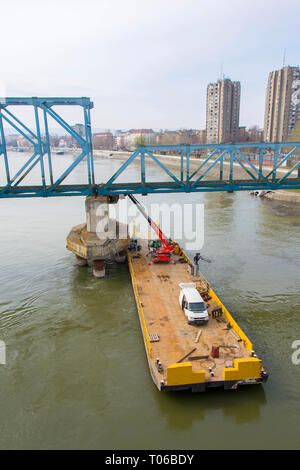 Sito in costruzione per lo smantellamento di un ponte provvisorio sul fiume Danubio a Novi Sad Foto Stock