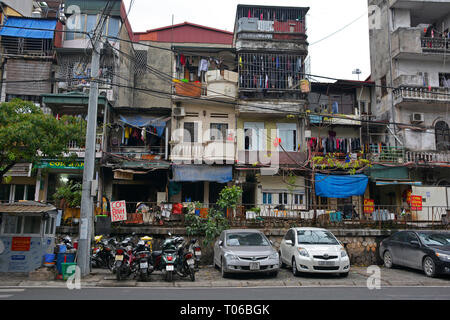 Hanoi, Vietnam - 14 dicembre 2017. Case su una strada residenziale a cui spesso viene fatto riferimento come il treno Street nel centro di Hanoi che ha cresciuto aro Foto Stock