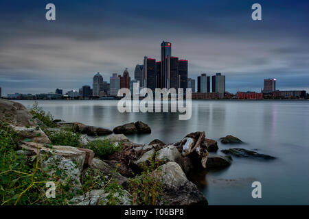 Scenic Windsor, Ontario riverfront vista di Detroit, Michigan in un giorno nuvoloso Foto Stock