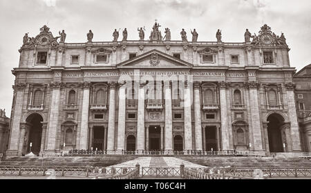 Roma, Basilica di San Pietro in Vaticano, la fotografia in bianco e nero in un giorno nuvoloso Foto Stock