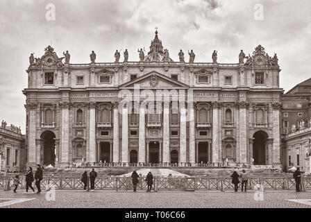 Italia, Roma, 19 febbraio/ 2018, Basilica di San Pietro in Vaticano, ai turisti di ammirare la Basilica, la fotografia in bianco e nero in un giorno nuvoloso Foto Stock