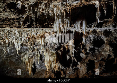 Eccentrico, stalattiti e stalagmiti nella grotta El Soplao, grotta situata nei comuni di Rionansa, Valdáliga e Herrerías, Cantabria, SPAGNA Foto Stock