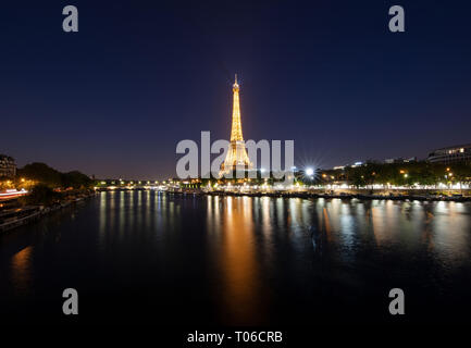 Un colpo sul Fiume Senna dalla Torre Eiffel light show di Parigi, Francia. Foto Stock