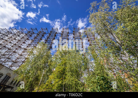 Soviet vecchio sistema radar chiamato Duga vicino a Cherobyl città nella centrale nucleare di Cernobyl la zona di alienazione intorno al reattore nucleare disastro in Ucraina Foto Stock