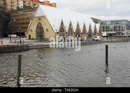 Il neo-gotico Feskekôrka (pesce chiesa) mercato coperto del pesce e Rosenlundskanalen in Goteborg, Västra Götaland, Svezia. 13 marzo 2008 © Wojciech Strozyk Foto Stock