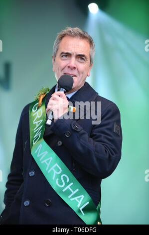 James Nesbitt visto parlare durante la parata. Londra celebra il giorno di San Patrizio, con una sfilata lungo Piccadilly e Regent St, insieme con musica e danza sul palco in Trafalgar Square, compreso un discorso da attore James Nesbitt, sindaco di Londra e Donohue pasquale. Foto Stock