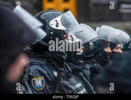 Ukrainian ufficiali di polizia sono visto in piedi in guardia durante la dimostrazione. Migliaia di persone si è trasformata in segno di protesta contro la corruzione in seno ai militari e forze di polizia sotto la presidenza di Petro Poroshenko chi è alto per la riflessione alla fine di marzo. Foto Stock