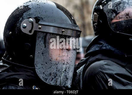 Ukrainian ufficiali di polizia sono visto in piedi in guardia durante la dimostrazione. Migliaia di persone si è trasformata in segno di protesta contro la corruzione in seno ai militari e forze di polizia sotto la presidenza di Petro Poroshenko chi è alto per la riflessione alla fine di marzo. Foto Stock