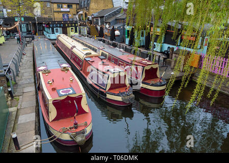 Camden Town, Londra, Regno Unito - 30 Aprile 2018: barche ormeggiate al molo sul Regents Canal nel mercato di Camden Foto Stock