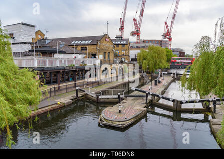 Camden Town, Londra, Regno Unito - 30 Aprile 2018: Camden Lock sul Regents Canala come una parte del famoso Camden Town district. Foto Stock