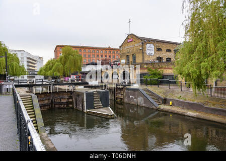 Camden Town, Londra, Regno Unito - 30 Aprile 2018: Camden Lock sul Regents Canala come una parte del famoso Camden Town district. Foto Stock