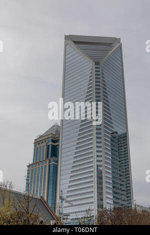 CHARLOTTE, NC, Stati Uniti d'America-3/16/19: The Duke Energy Center, con Legacy Union Building a sinistra, in uptown Charlotte. Foto Stock