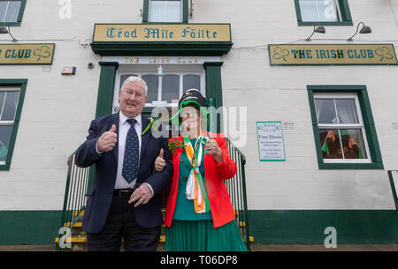 L annuale il giorno di San Patrizio Parade ha avuto luogo a partire dalle 10.30 di mattina dalla Irish Club in Orford Lane per 'il fiume della vita' in Bridge St Foto Stock