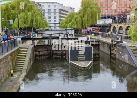 Camden Town, Londra, Regno Unito - 30 Aprile 2018: Camden Lock sul Regents Canala come una parte del famoso Camden Town district. Foto Stock