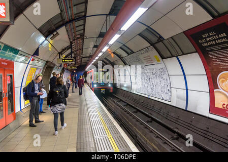 London, Regno Unito - 1 Maggio 2018: treni DLR per Lewisham sulla banca stazione della metropolitana di Londra Foto Stock