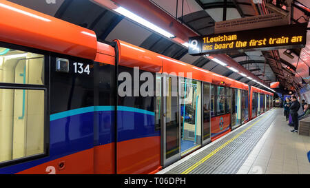 London, Regno Unito - 1 Maggio 2018: treni DLR per Lewisham sulla banca stazione della metropolitana di Londra Foto Stock