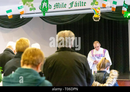 L annuale il giorno di San Patrizio Parade ha avuto luogo a partire dalle 10.30 di mattina dalla Irish Club in Orford Lane per 'il fiume della vita' in Bridge St Foto Stock