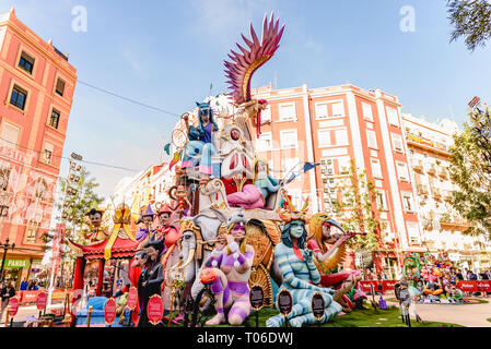 Valencia, Spagna - 16 Marzo 2019: Fallas cartoni di pietra di una falla profusamente dipinte con colori vivaci, durante le feste di Valencian esposti nel Foto Stock